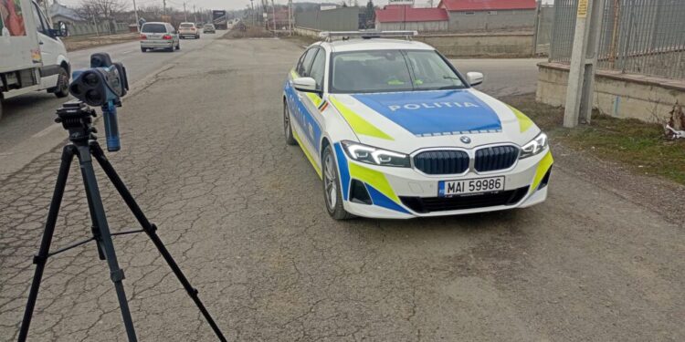 Mai mult de 80 de polițiști sînt prezenți, astăzi, pe drumurile din județul Suceava. Polițiștii acționează cu sistemul de monitorizare a traficului în zonele cu risc rutier