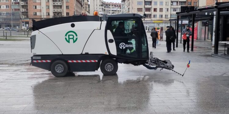 Utilaje moderne pentru salubrizarea Sucevei. Primarul Rîmbu: Mergem afară și vedem acolo cum este și vrem să fie așa și la noi. Respectăm regulile de acolo, dar cînd venim aici le cam uităm