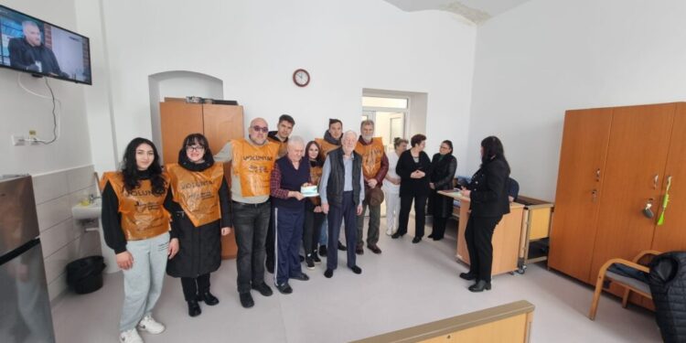 120 de pachete cu alimente, oferite de Institutul ”Bucovina” membrilor Căminului de la Solca. Maestrul Mihai Pînzaru PIM, după vizită: E duios, dar e și optimist în același timp