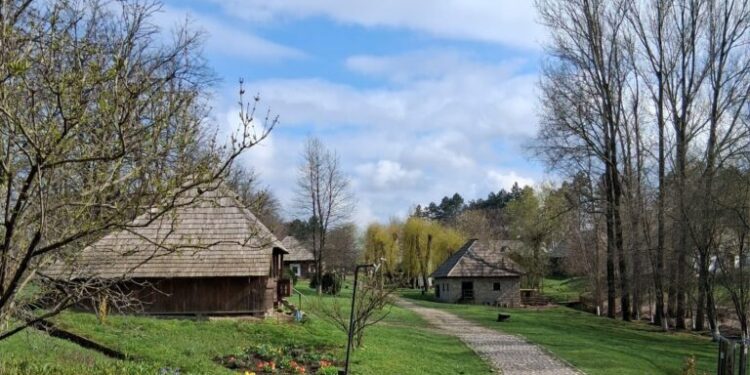 Paștele la Muzeul Satului Bucovinean. În această perioadă au loc Deniile la Biserica Vama din cadrul muzeului. Se fac pregătiri pentru concertul de toace pe care îl va susține Ovidiu Lipan Țăndărică și pentru Slujba de Înviere