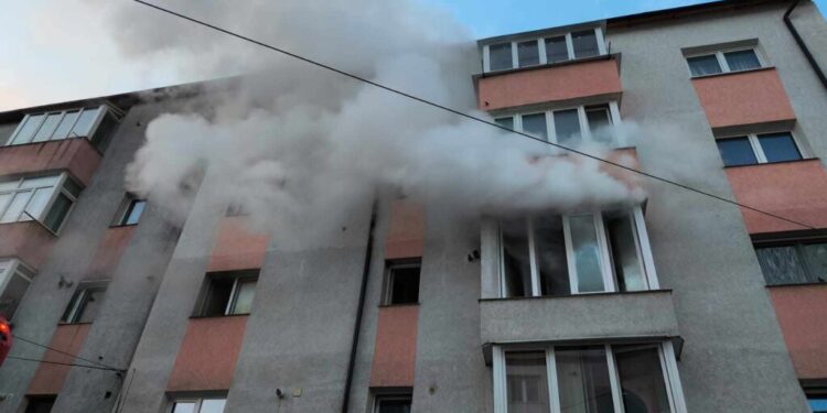 Incendiu în prima zi de Paște, într-un bloc din Rădăuți, de la o candelă aprinsă și nesupravegheată