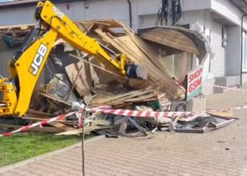 Construcțiile din oraș amplasate pe trotuare și spații verzi au început să fie desființate