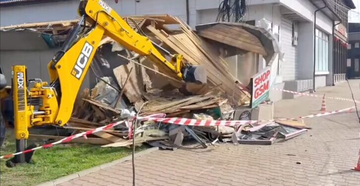 Construcțiile din oraș amplasate pe trotuare și spații verzi au început să fie desființate