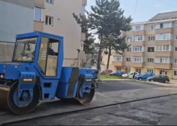 Pe strada Păcii se reface carosabilul, pe strada 6 Noiembrie se refac trotuarele, iar pe strada Parcului s-au curățat rigolele pluviale
