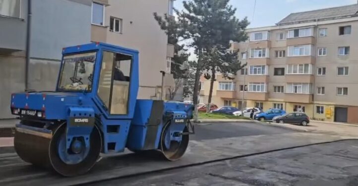 Pe strada Păcii se reface carosabilul, pe strada 6 Noiembrie se refac trotuarele, iar pe strada Parcului s-au curățat rigolele pluviale
