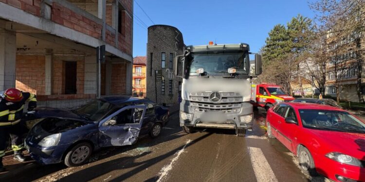 Șoferiță rănită, după un accident cu o basculantă, pe strada Alexandru cel Bun din Suceava
