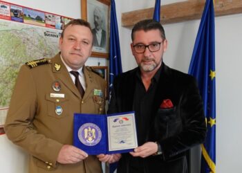 Prefectul de Suceava a primit o plachetă aniversară din partea șefului Structurii Teritoriale pentru Probleme Speciale a județului Suceava