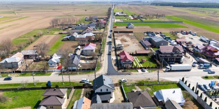 Asfaltări pe drumul județean Cornu Luncii – Sasca Mică, drum care ”nu a văzut asfalt de 20 de ani” (Foto)