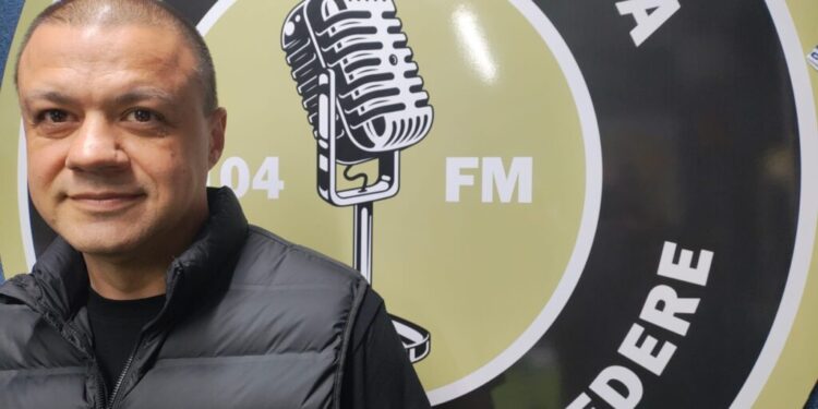 Directorul Poliției Locale, despre decizia de a interzice fumatul pe ”Areni”: Eu nu cred că vreunul dintre cei care merg la meci, dacă au de mers cu trenul pînă la Iași fumează în tren. 90 de minute la meci cred că se poate rezista. De asemenea, toți cei care vînd semințe vor fi îndepărtați din zona stadionului