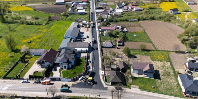Se toarnă covor asfaltic de la Baia pînă la Bogata (Foto)
