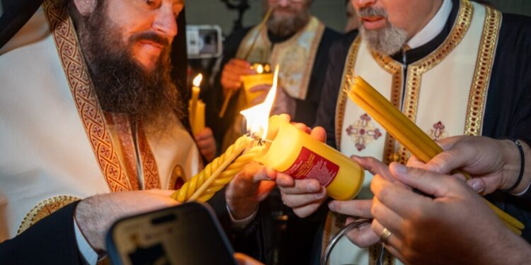 Lumina Sfîntă de la Ierusalim a ajuns la parohiile din întreg județul Suceava. Lumina a fost adusă pe Aeroportul Internațional ”Ștefan cel Mare” de o delegație o formată din arhimandritul Serafim Grigoraș și arhimandritul Mihail Bălan (Foto)