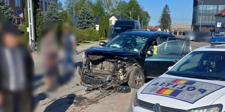 Șofer băut și fără permis, reținut. Acesta a fugit de polițiști și a lovit mașina condusă de viceprimarul din Vicovu de Jos