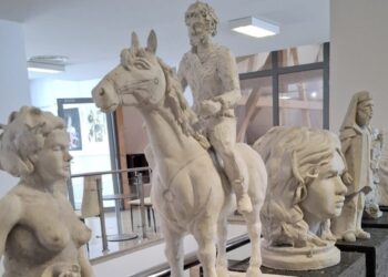 Niște sculpturi parcă ar da mai bine în centrul Sucevei