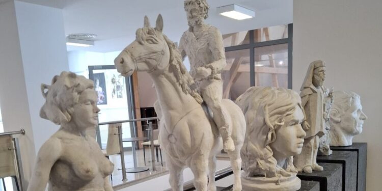Niște sculpturi parcă ar da mai bine în centrul Sucevei