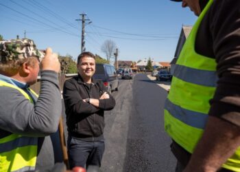 Se toarnă covor asfaltic de la Baia pînă la Bogata (Foto)