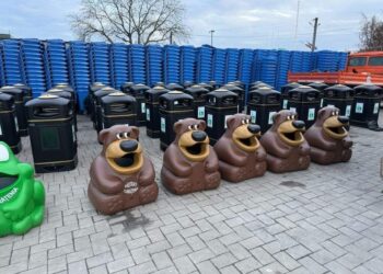 Municipiul Suceava. Coșuri de gunoi sub formă de urs și de broască, amplasate în spațiile de joacă pentru copii