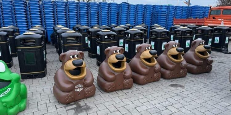 Municipiul Suceava. Coșuri de gunoi sub formă de urs și de broască, amplasate în spațiile de joacă pentru copii