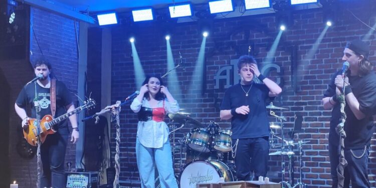 Voodoo Child, la Suceava. Vocalista Romina Apostol, chitaristul Andrei Cerbu, basistul Robert Ciubotaru și toboșarul Teodor Cușnir: Noi considerăm că trupa asta are un viitor. Faptul că lumea vine din ce în ce mai mult la concerte ne motivează să continuăm oricît de greu ar fi