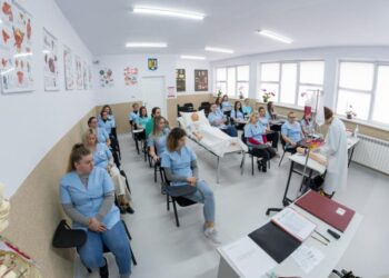 Continuă înscrierile pentru anul școlar 2025-2026 la Școala Postliceală Sanitară de Stat Suceava. Asistent balneo-fiziokinetoterapie, tehnician maseur și cosmetician, între specializări. Se pot înscrie absolvenţii de liceu CU sau FĂRĂ diplomă de Bacalaureat