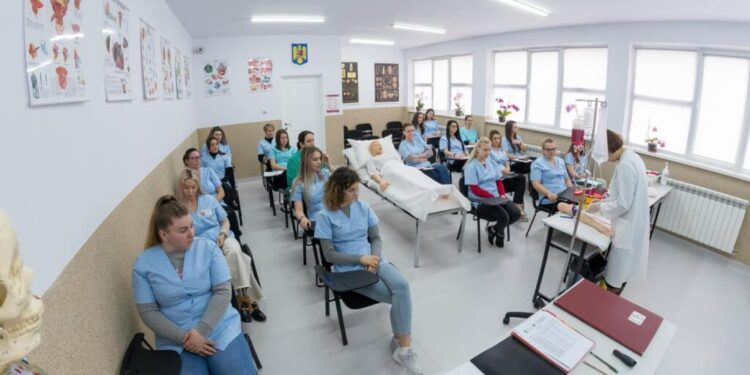 Continuă înscrierile pentru anul școlar 2025-2026 la Școala Postliceală Sanitară de Stat Suceava. Asistent balneo-fiziokinetoterapie, tehnician maseur și cosmetician, între specializări. Se pot înscrie absolvenţii de liceu CU sau FĂRĂ diplomă de Bacalaureat
