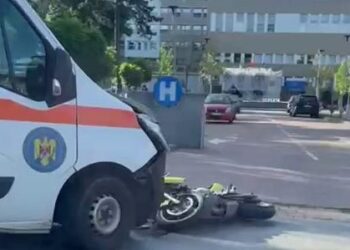 Motociclist lovit de o ambulanță chiar în fața Spitalului Clinic Județean Suceava. Motociclistul este polițist