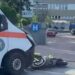 Motociclist lovit de o ambulanță chiar în fața Spitalului Clinic Județean Suceava. Motociclistul este polițist