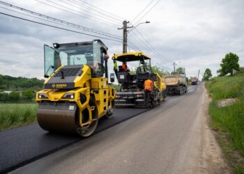 Se toarnă covor asfaltic între Botoșana și Cacica