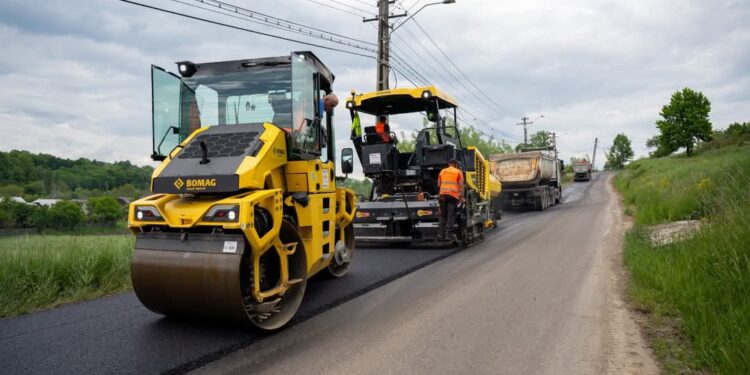 Se toarnă covor asfaltic între Botoșana și Cacica