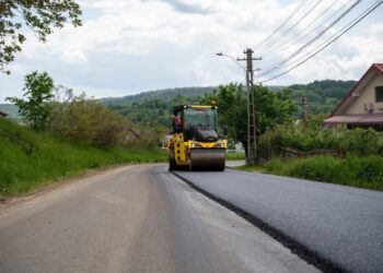 Se toarnă covor asfaltic între Botoșana și Cacica