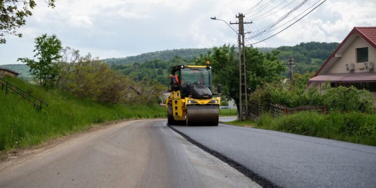 Se toarnă covor asfaltic între Botoșana și Cacica