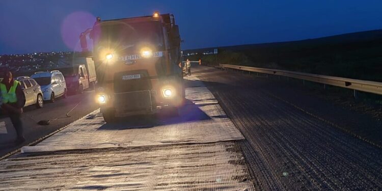 Au început lucrări de asfaltare pe șoseaua de centură a Sucevei, acolo unde mai multe mașini au rămas în drum din cauza unei gropi adînci. Reparațiile se execută noaptea și dimineața devreme