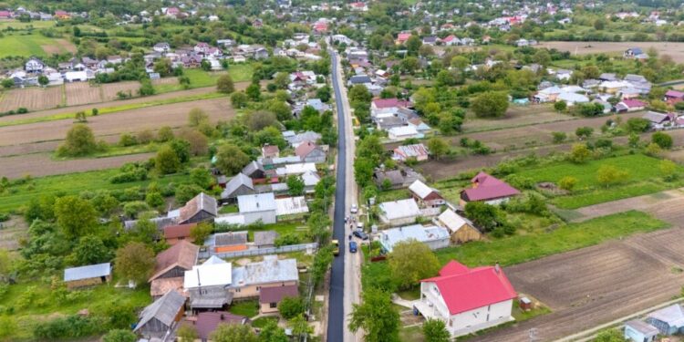 Lucrări de modernizare pe drumul Verești-Udești. Se toarnă covor asfaltic pe o lungime de 4 kilometri (Foto)
