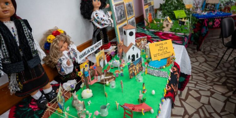 Simpozion la Cajvana, despre ”cum păstrăm valorile moștenite și ne adaptăm prezentului”. Elevii au participat cu lucrări plastice, creații literare, machete și colaje (Foto)