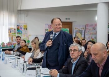 Simpozion la Cajvana, despre ”cum păstrăm valorile moștenite și ne adaptăm prezentului”. Elevii au participat cu lucrări plastice, creații literare, machete și colaje (Foto)