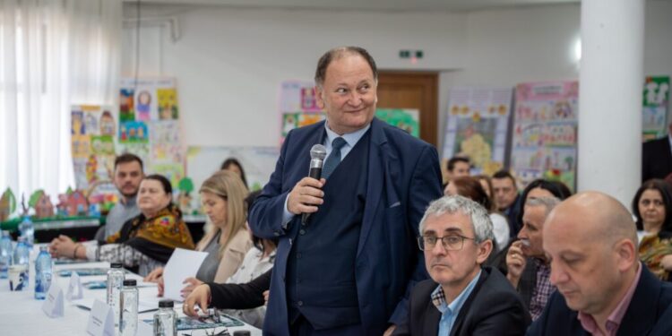 Simpozion la Cajvana, despre ”cum păstrăm valorile moștenite și ne adaptăm prezentului”. Elevii au participat cu lucrări plastice, creații literare, machete și colaje (Foto)