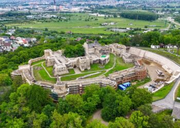 Parcare cu 133 de locuri care va deservi Cetatea de Scaun a Sucevei, Muzeul Satului Bucovinean și statuia ecvestră a lui Ștefan cel Mare. Lucrările de amenajare vor dura 8 luni (Foto)