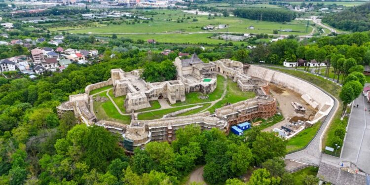 Parcare cu 133 de locuri care va deservi Cetatea de Scaun a Sucevei, Muzeul Satului Bucovinean și statuia ecvestră a lui Ștefan cel Mare. Lucrările de amenajare vor dura 8 luni (Foto)