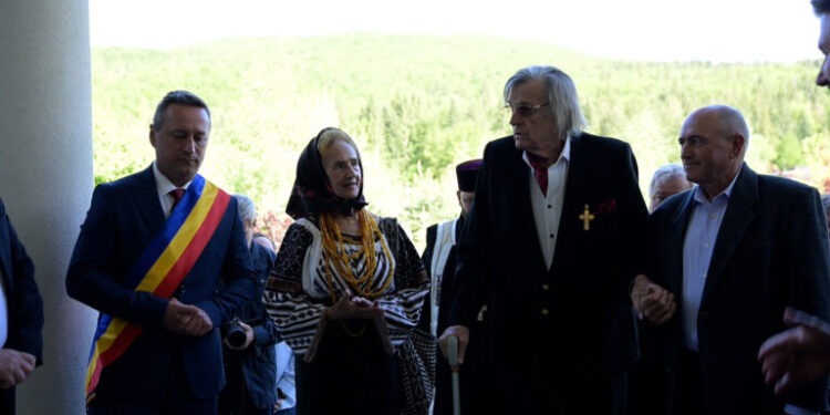 Sofia Vicoveanca și Florin Piersic, cetățeni de onoare ai comunei Putna. Primarul Gheorghe Coroamă: Sînt doi fii ai satului nostru care se întorc acasă