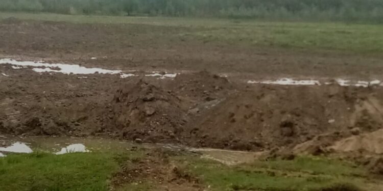 Amendă de 30.000 de lei pentru exploatări ilegale de balast pe malul rîului Sucevei, la Udești