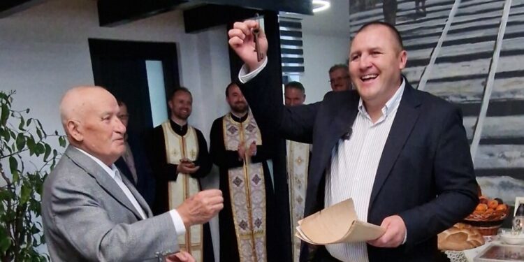 Sediul Primăriei Slatina, vechi de 100 de ani, renovat. Primarul Vlăduț Gherman a primit de la fostul primar Ilie Bujor un proces verbal în original, vechi de cîteva decenii, cu bunurile primăriei din acea vreme (Foto)