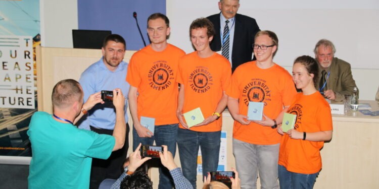 Concursul Internaţional Studenţesc de Calculatoare HARD & SOFT, organizat de universitatea suceveană, a ajuns la ediția cu numărul 30. Anul acesta, în competiție s-au înscris 15 echipaje din țară și din străinătate