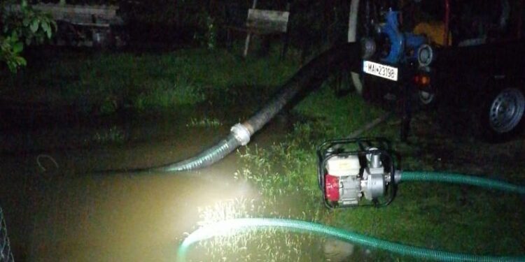 Gospodării inundate la Rîșca și la Bogdănești