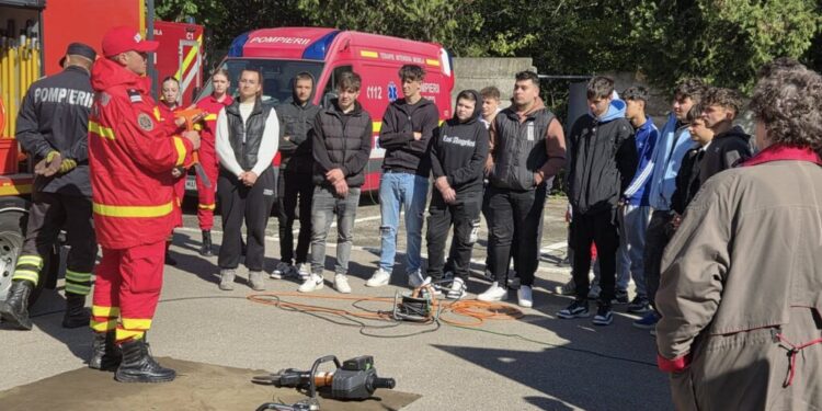 Locotenent-colonelul Alin Găleată: În cadrul evenimentului organizat marți, 13 mai, s-a urmărit ”informarea cît mai facilă și detaliată a cetățeanului în ceea ce privește modul de reacție în fața riscurilor cotidiene”