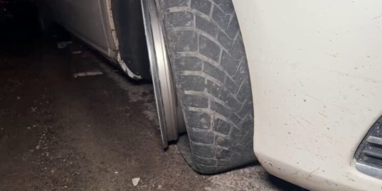 Mașini rămase în drum cu anvelope și jante distruse, sîmbătă seară, pe șoseaua de centură a Sucevei