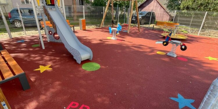 Locuri de joacă inaugurate la ”Bebelușul” și pe strada Păcii