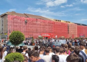 2.200 de elevi, marș pe străzile Sucevei. Marș antiviolență, antidrog, antitutun și de prevenire a accidentelor rutiere