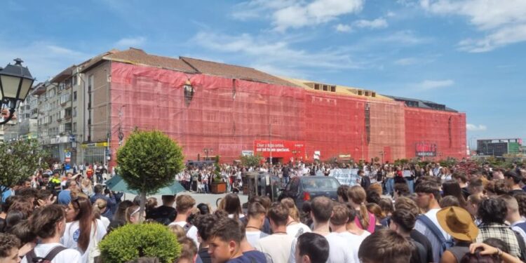 2.200 de elevi, marș pe străzile Sucevei. Marș antiviolență, antidrog, antitutun și de prevenire a accidentelor rutiere