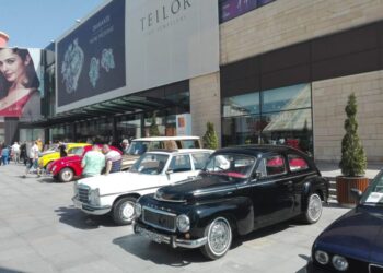 Expoziție de mașini de epocă în centrul Sucevei, pe 25 mai