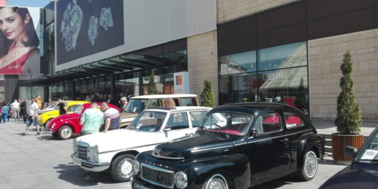 Expoziție de mașini de epocă în centrul Sucevei, pe 25 mai