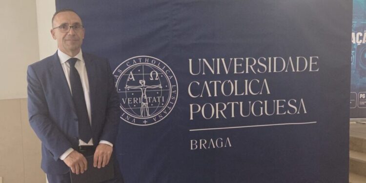 Mihai Ștefănoaia, lector universitar doctor la Facultatea de Drept Suceava, la Braga, unde le-a vorbit studenților despre cum ar trebui reglementată colaborarea dintre om și Inteligența Artificială